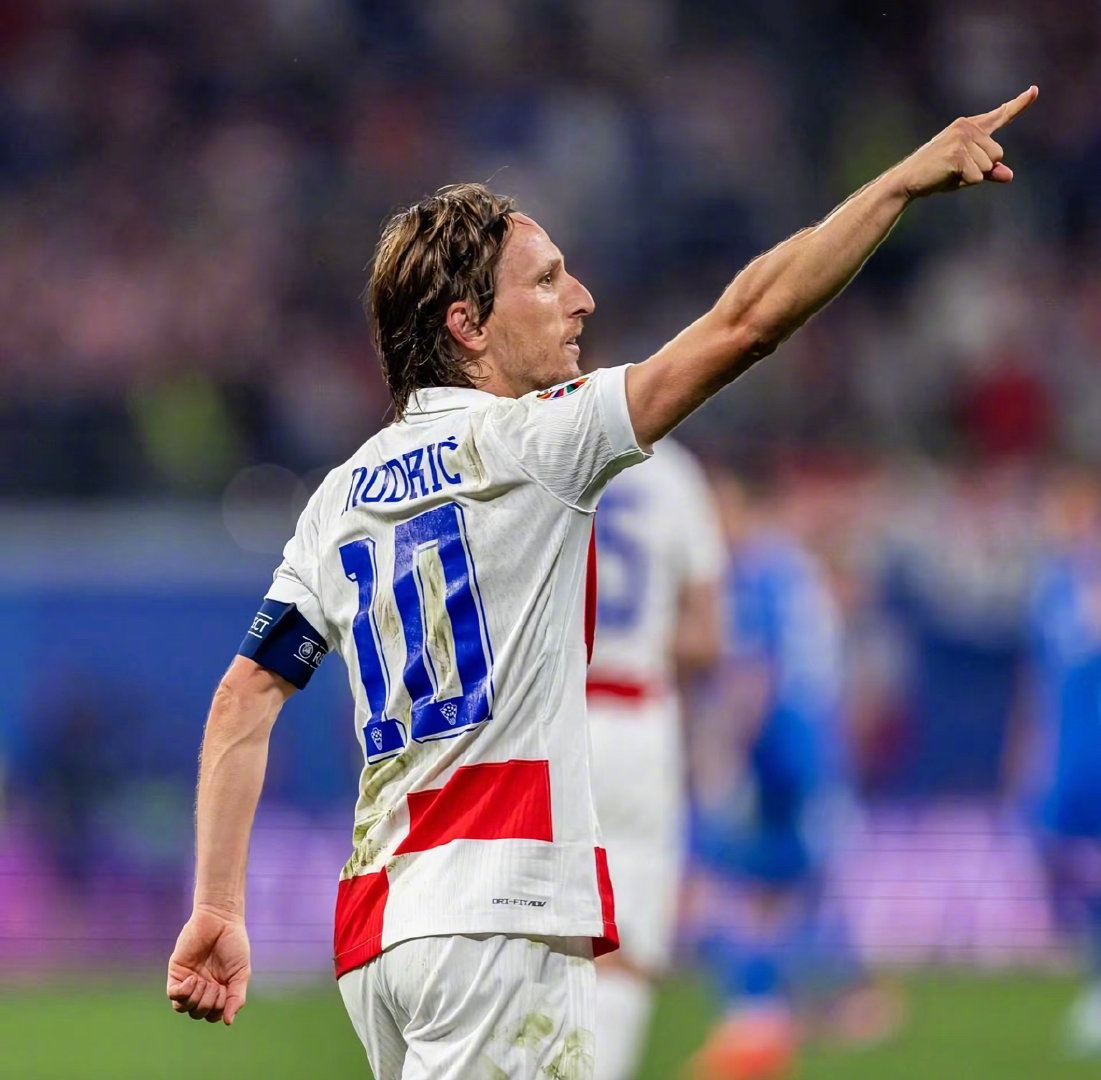 拜仁再度横扫对手，领先德甲积分榜