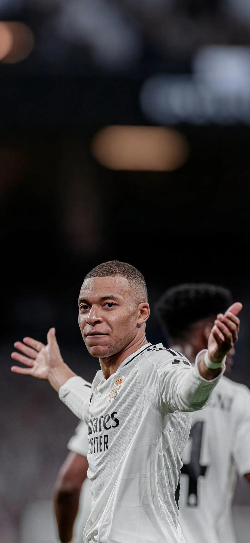 曼联欲引进加拉格尔或埃德松，争夺中场球员，冬季转会窗或成关键。