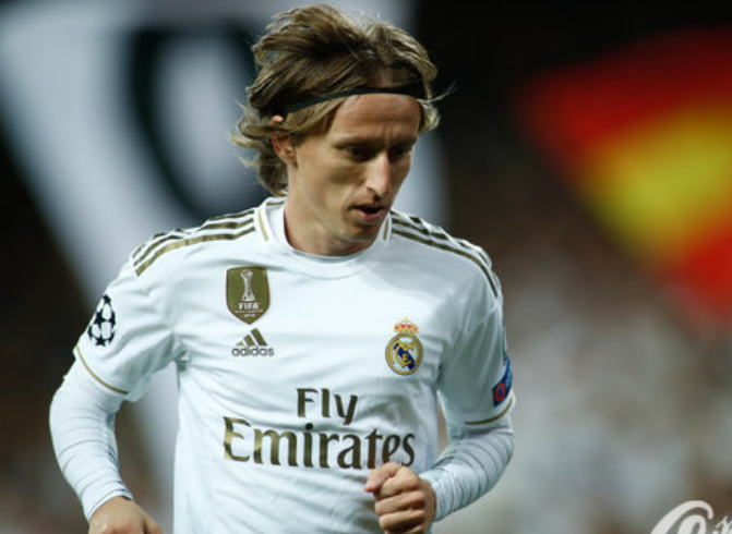 残特奥会游泳比赛现场，教练为何拿着绑着球的长杆，比赛中途还要敲击运动员？这背后是一份无声的默契